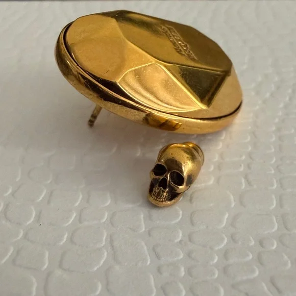 Alexander McQueen Gold one side style earring - Picture 4 of 4